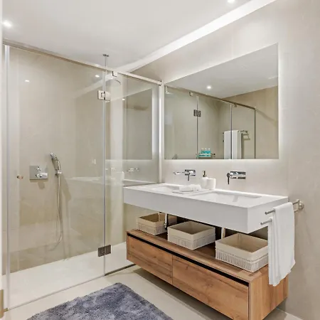 6 Bedroom Luxury Villa In Marbella With Private Gym And Sauna فيلة *